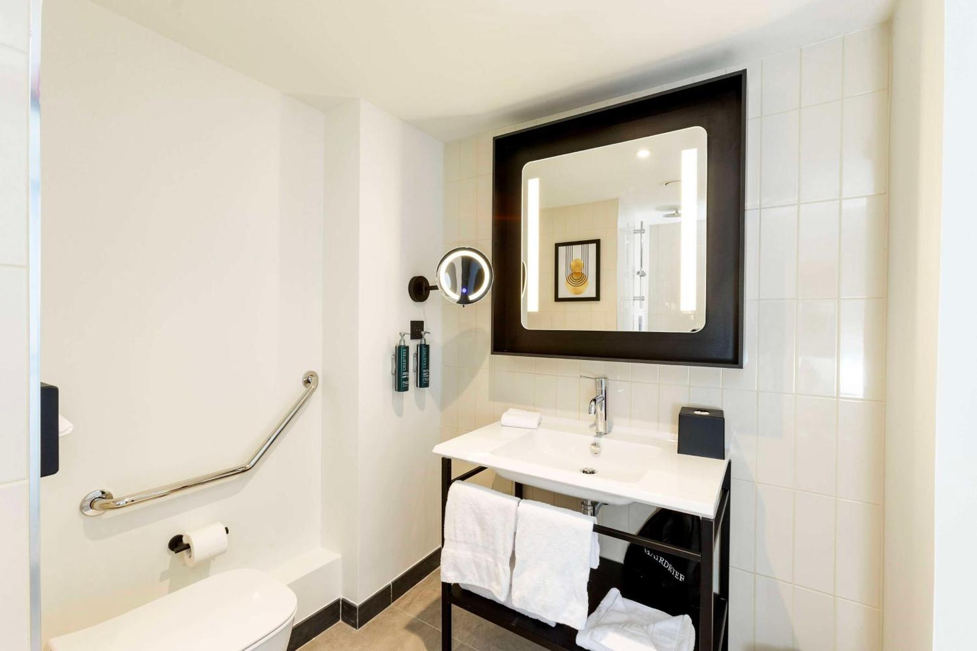 King Room Mobility Access,1657134492:JPEG